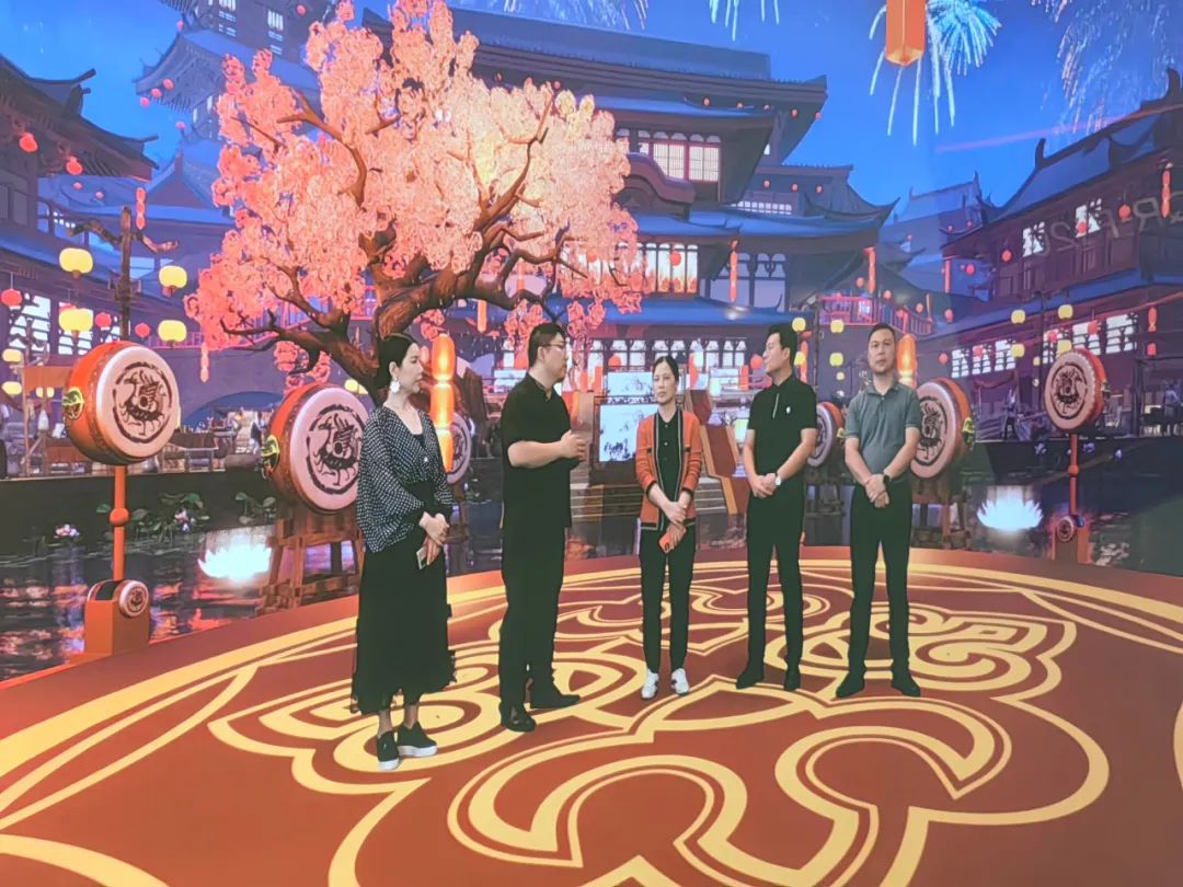 湖南省演藝集團(tuán)黨委書(shū)記、董事長(zhǎng)賀礫輝一行來(lái)訪